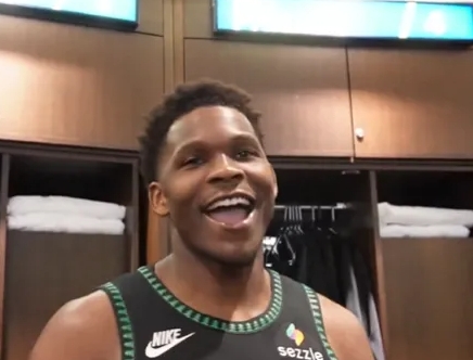 森林狼以117-110战胜灰熊。赛后，爱德华兹接受了采访。
谈到球队这赛季节奏加