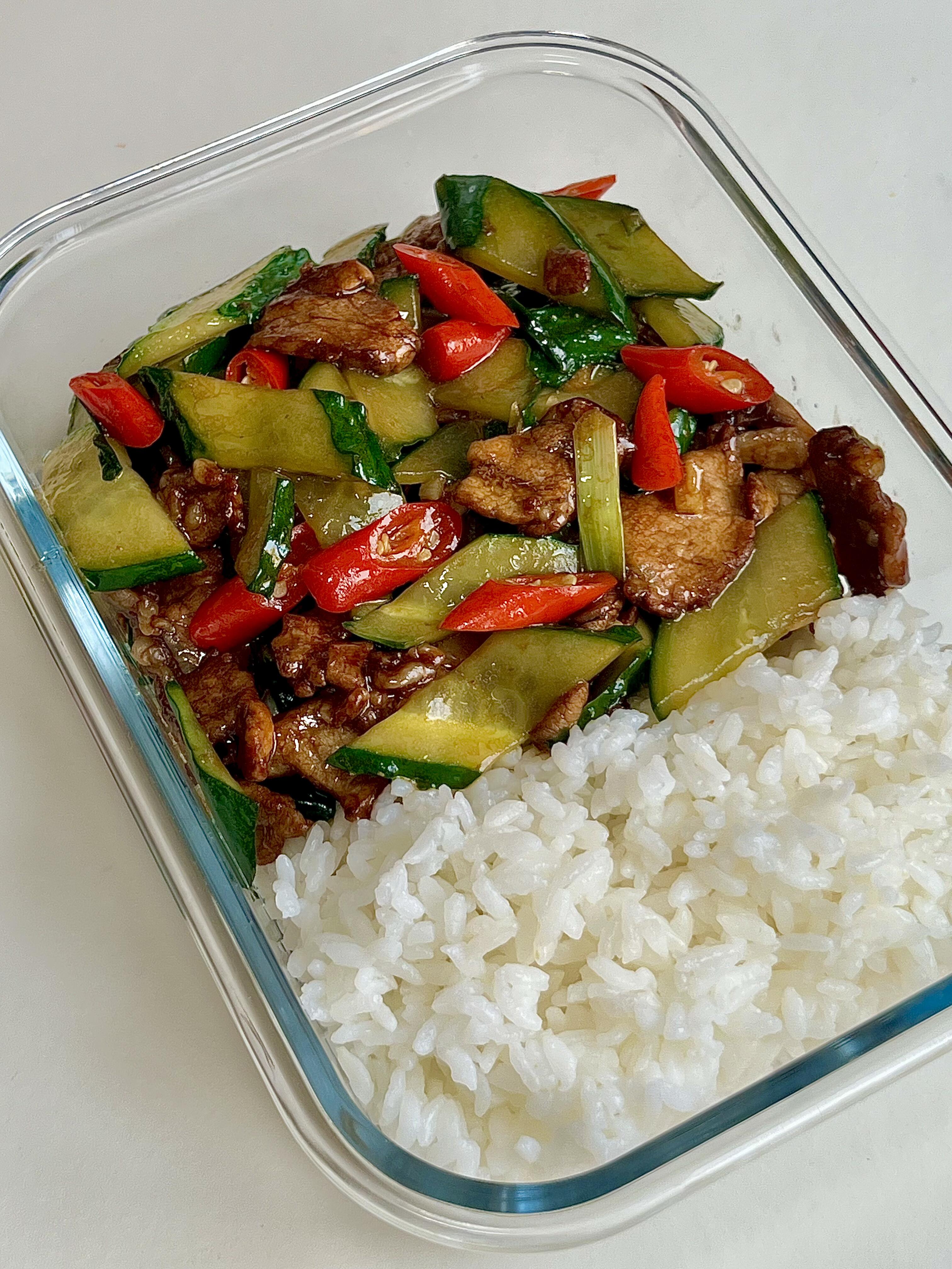 打工人午餐封神！脆嫩黄瓜炒肉片，家常小炒鲜香下饭，10分钟搞定
家人们谁懂啊🤤