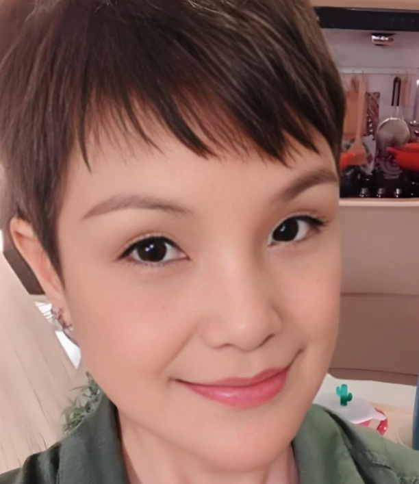 香港艺人马蹄露近期因其公开发声在香港与内地舆论场引发广泛讨论

事情的导火索是歌