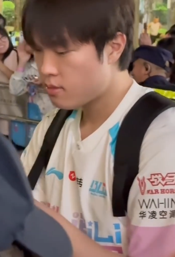 BLG选手入场环节Bin未抬手与粉丝击掌，全程自顾自往前走！bin的行为行为是否