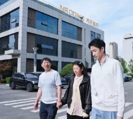新科斯诺克世锦赛冠军吴宜泽回国

头一件事不是接代言，不是跑通告，而是直奔南洋迪