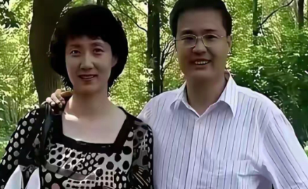 央视主持人李修平年轻时候的发型跟现在差不多，乌黑发亮，发量多多，属于气质型的女神