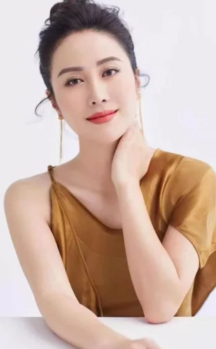 曾经的TVB女神叶璇
为了重回大众视野，这波操作直接封神！
这组厨房写真直接打破