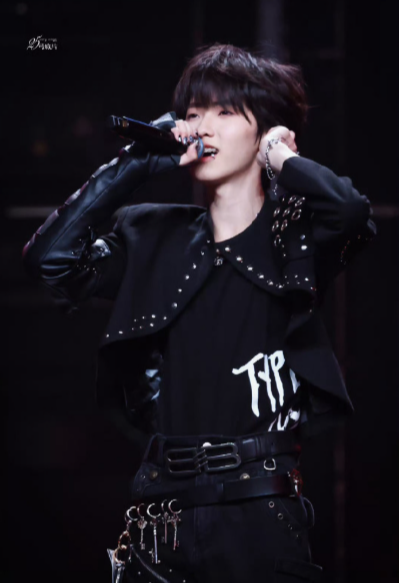 左奇函眉目似清风朗月，清爽感溢出屏幕。举手投足间少年意气尽显，每一帧都鲜活热烈，