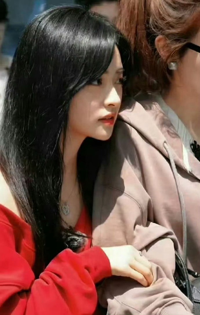 何炅:“那个时候她刚去实习的时候，未婚的男编导都很兴奋，说台里来了一个特别可爱的