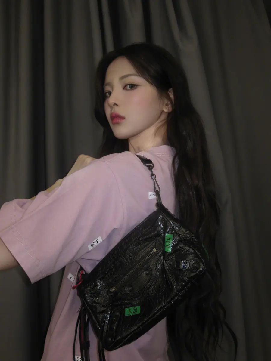 杨超越穿粉色T恤随性又少女，脚蹬黑色长靴又甜又酷