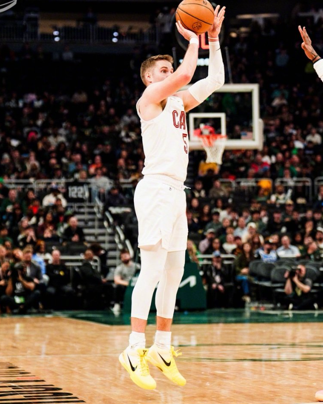 梅丽尔愿意把球给哈登

大家发现没？梅丽尔、韦德、爱丽丝愿意把球给哈登莫布里 小