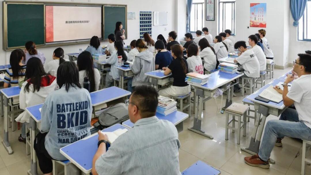 课堂传清风 青春扬正气 院纪委书记与青年学子共话廉洁修身