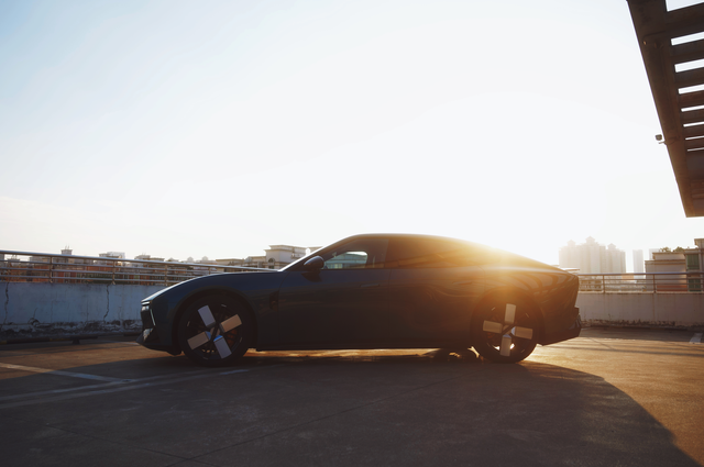 只能说小鹏新P7侧面好正！