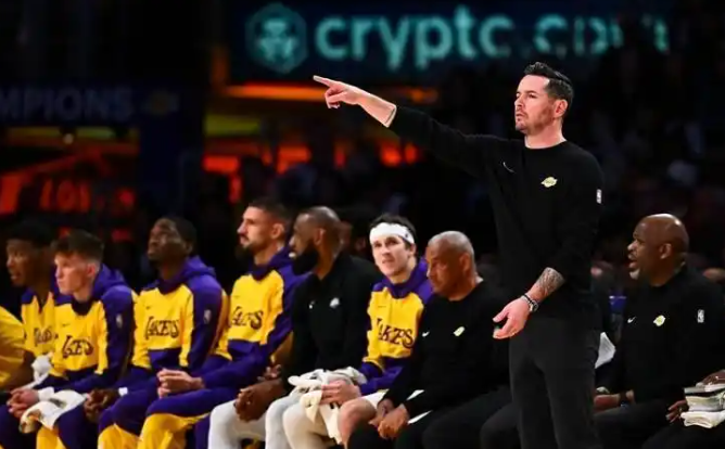 在湖人VS魔术比赛中，雷迪克为什么连范德彪上场十分钟撕咬一下都不让，就这么死草主