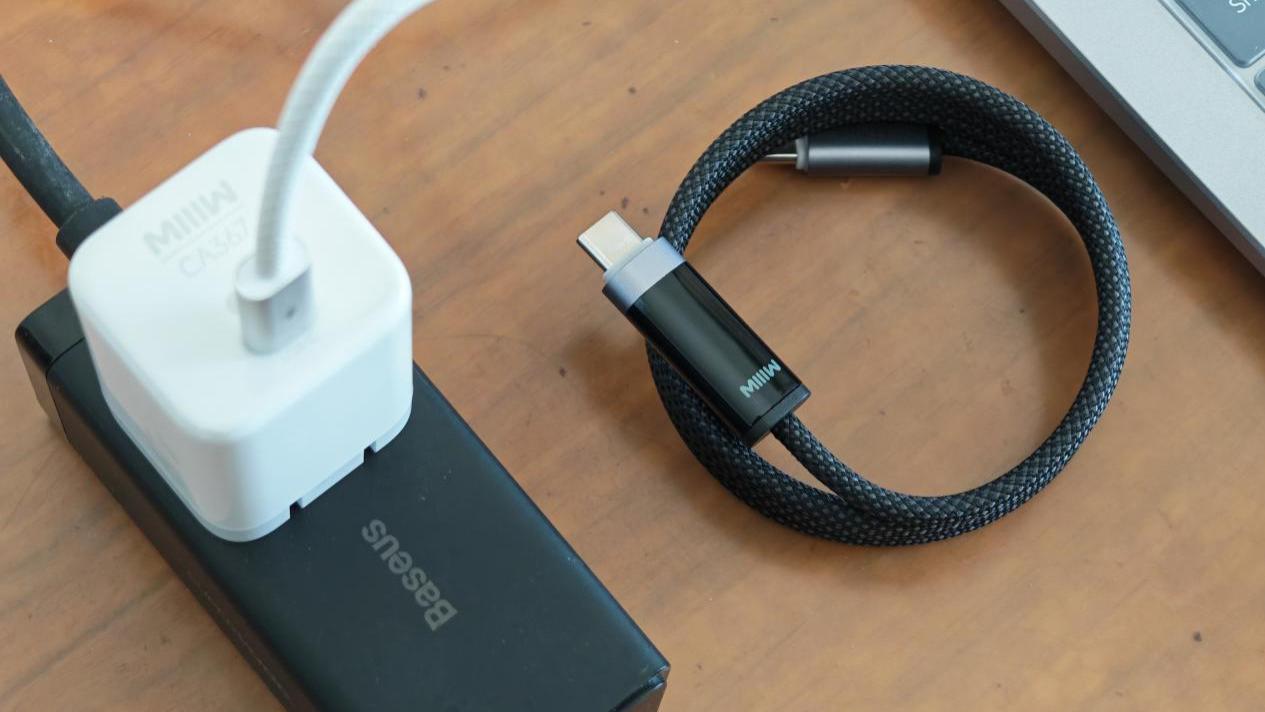 让充电看得见，米物67W充电器+240W数显磁吸数据线成最佳拍档
