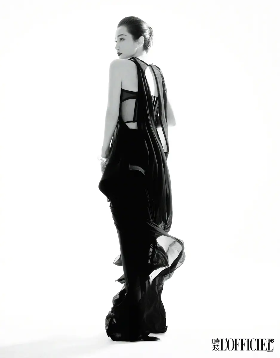 李冰冰穿黑纱露背裙前卫性感 红唇冷艳张扬气场全开