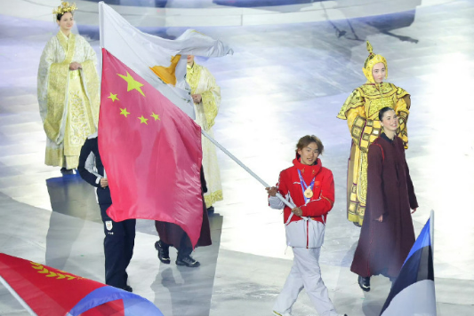 从赛场摘金到闭幕式旗手，苏翊鸣真的一路惊艳。挥起国旗的那一刻，从容、坚定、光芒万