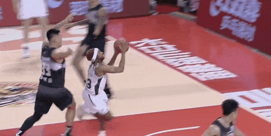 对阵南京同曦男篮的比赛中，曾繁日在防守时已经失去了位置。本以为曾繁日会目送对手上