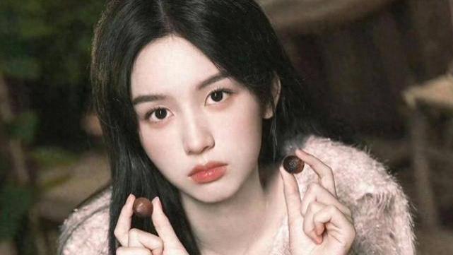 周也恋情曝光，评论区竟然出奇一致的赞同恋情