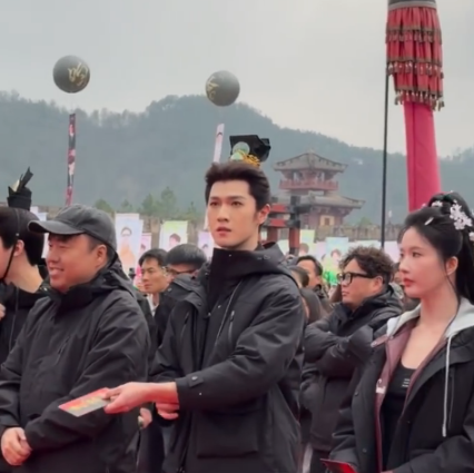 李昀锐和女搭档的站位暴露了内心的真实想法
《归良辰》横店正式开机，男女主是李昀锐