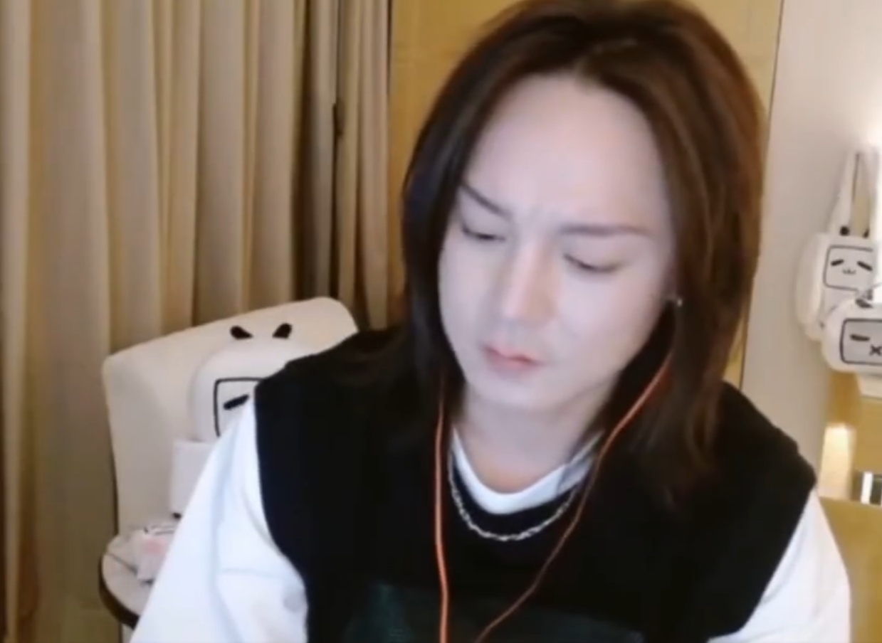 你丑死了”“太尬了”，尹正当场强硬反击：
“你js了，我丑你还来看！”
“嫌尬直