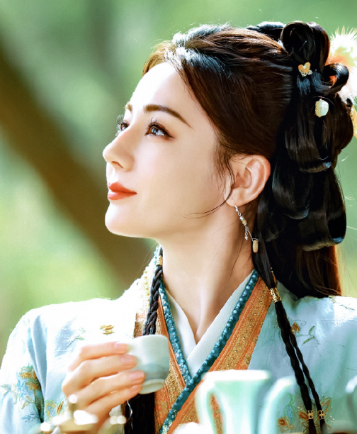 风奏响冬日的序曲，我愿你能和太阳一样熠熠生辉