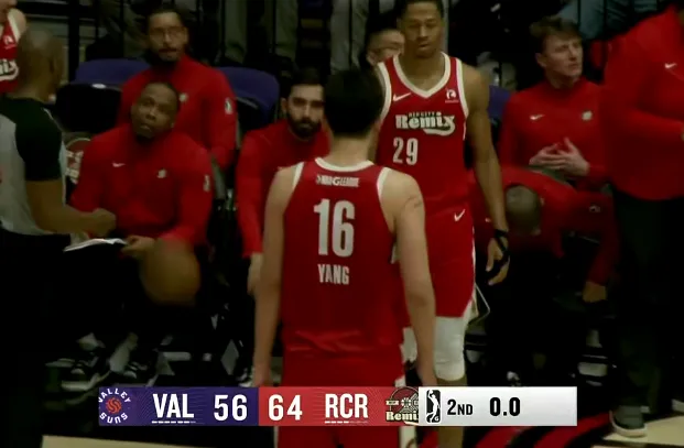 NBA G联赛，混音之城对阵山谷太阳。

上半场比赛结束，混音64-56领先太阳