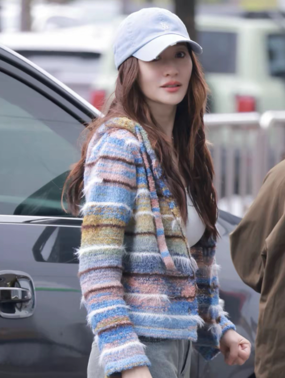 李小冉是真白呀
皮肤白到发光，自带打光板一样。50岁的人了，保养得跟小姑娘似的。