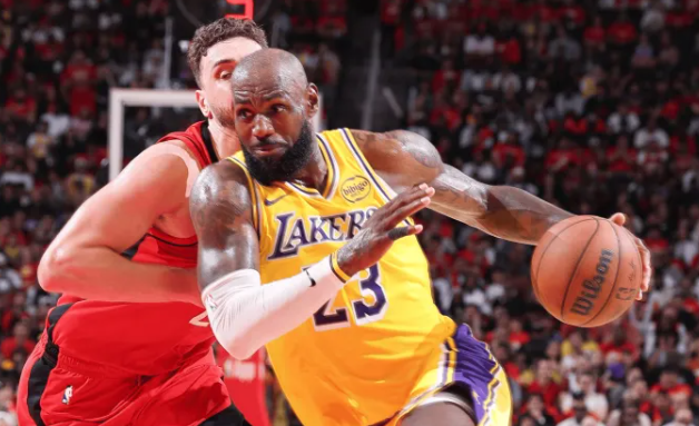 火箭本赛季已经创造了NBA历史上最大的加时赛领先优势被逆转的纪录。
他们曾在第三