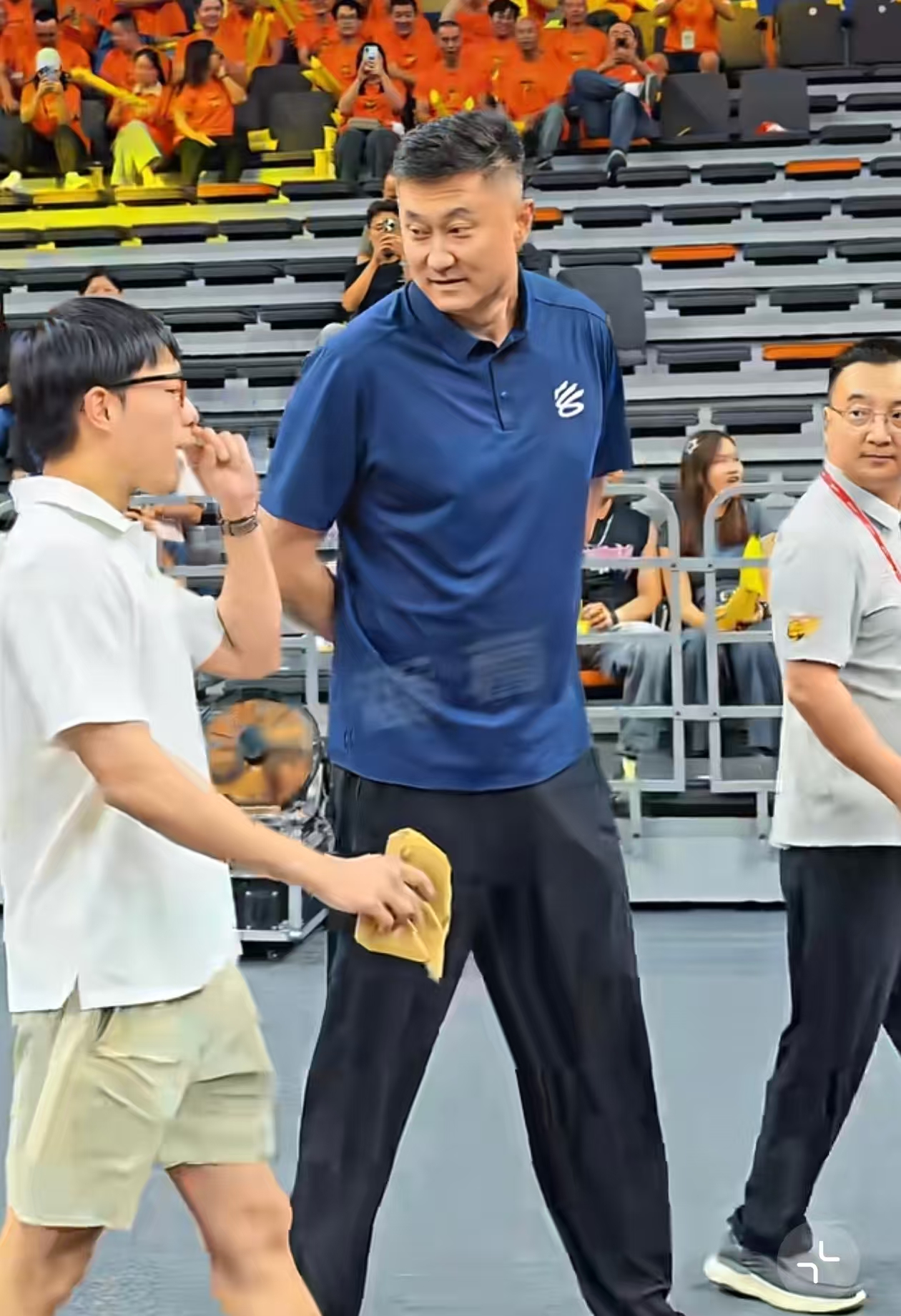 杜锋现场看球，崔永熙准绝杀，广东虽然赢球但打得非常难看，唯一亮点是杨溢