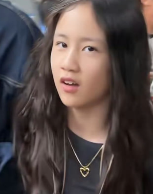 黄磊二女儿黄少艾（多妹）冲上了热搜
没想到这次太被曝光了一段视频，原来是网友在环