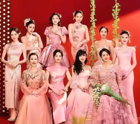 周慧敏在一群人里面显得特别突兀
并不单单只是她一个人长发的缘故
而是，所有人里面