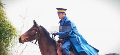看完这段骑马戏份，真实感扑面而来。演员亲自上阵，马背上的身姿稳当又潇洒，连衣袂飘