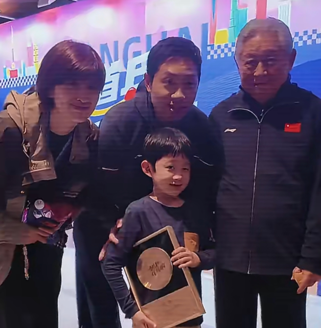 许昕带着儿子卡宝和老婆姚彦一起参加上海乒乓球嘉年华活动
儿子卡宝趴在地上或是跑来