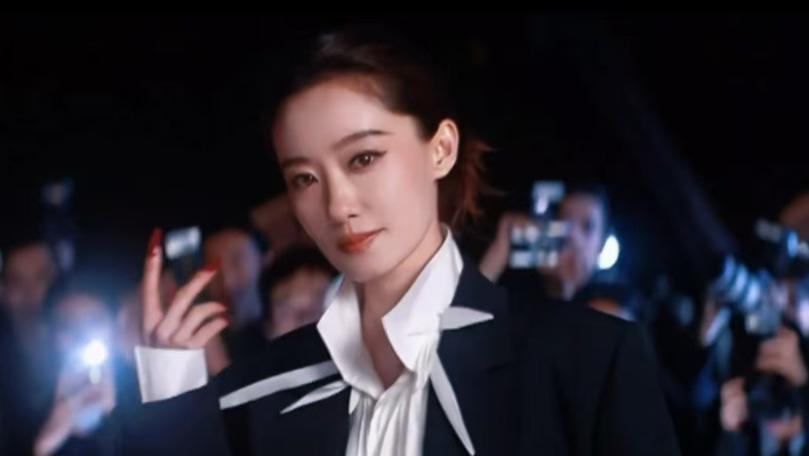 张小斐红毯极简抬手瞬间封神，松弛感诠释顶级气场