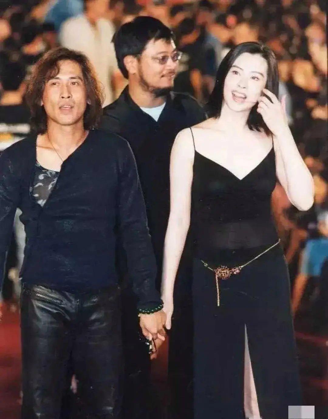 齐秦与王祖贤的一线牵手照，有朋友说，这两人看着像是美女与野兽。 

其实齐秦年轻