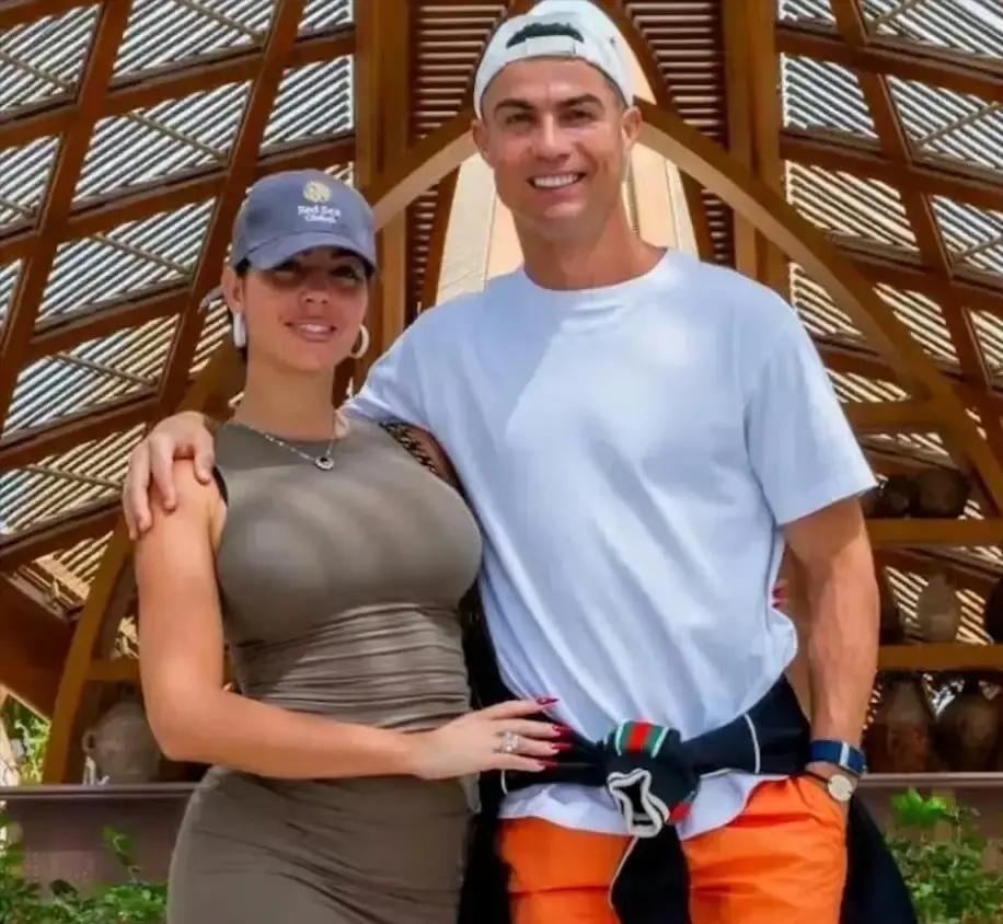 C罗柜姐女友十年熬成千万富婆：当年靠一句“鞋偏大”搭上顶级球
