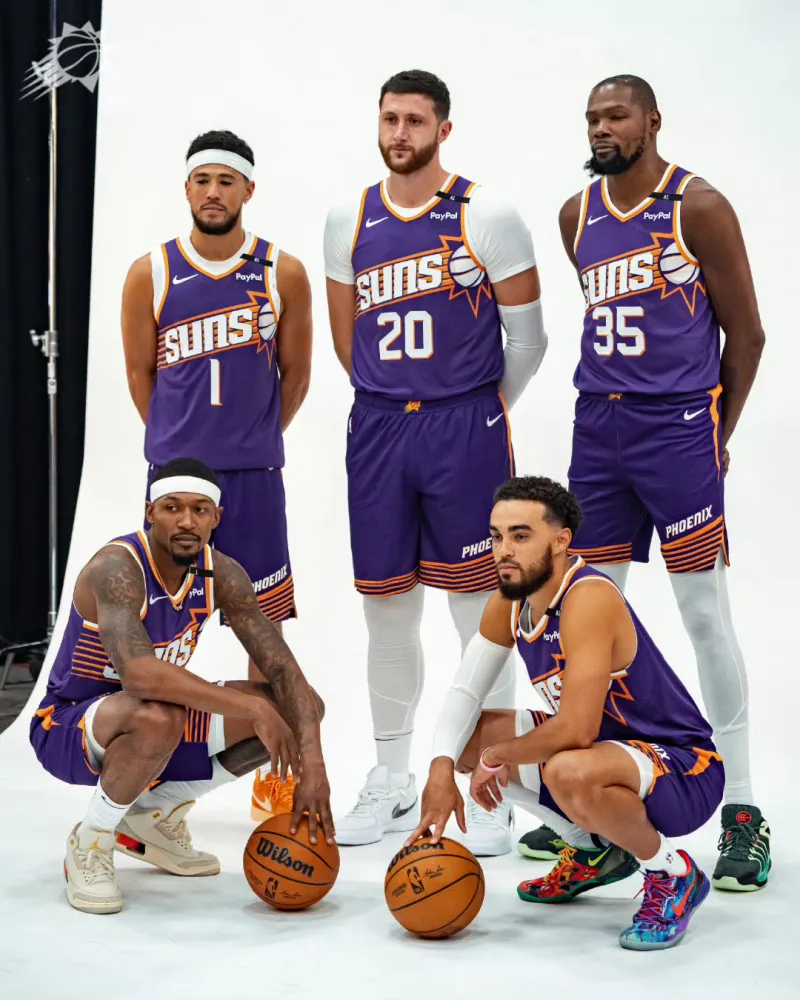 今天太阳VS火箭的比赛杜兰特投3分，布克害怕伤到老杜，果断收腿，泪目了