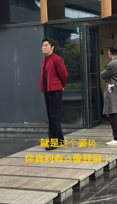 上海街头名场面！雷佳音带瓜子水果见人就送，唠嗑停不下来，像极了过年走亲戚的老爸，