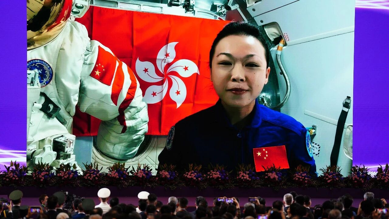 香港回归29周年，黎家盈成了香港市民最牵挂的人：首次天地通话！