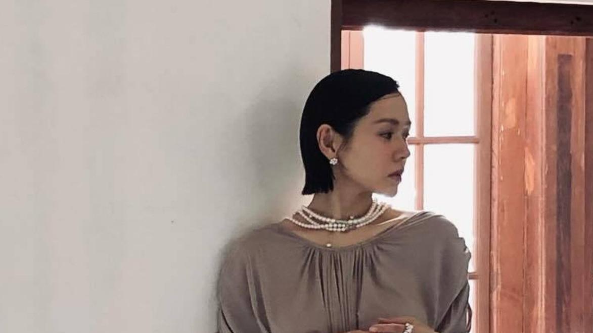 孙艺珍INS晒新照：灰色礼裙尽显成熟优雅，笑容甜美侧颜好美！