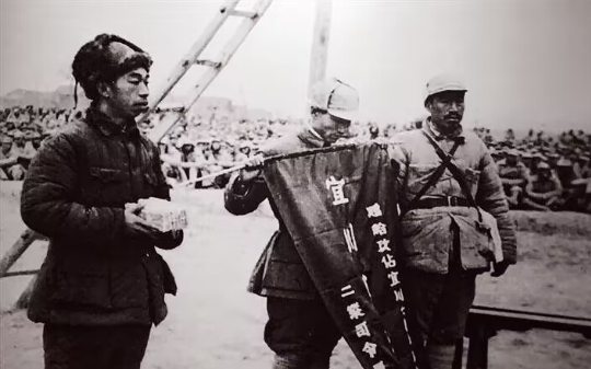 在登陆金门的三个团中，253团是一个尤其引人注目的团，它是老红红军团，也是叶飞上将的老部队