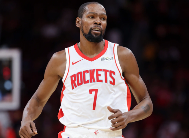 杜兰特只会自己得分无法带动队友。不得不佩服詹姆斯的领袖能力，大当家二当家不在，自