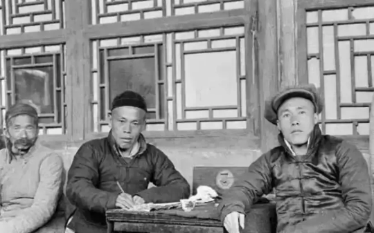 渔民无意间抓到只望月鳝大喜，却因无知吃了鳝鱼头，断送了自己的性命