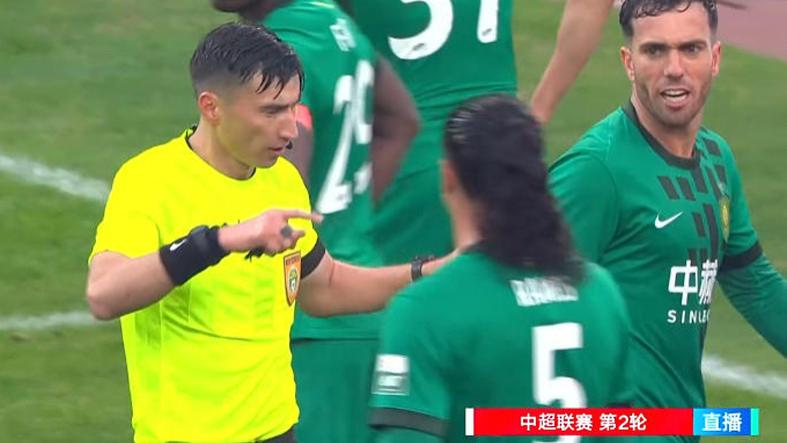 足协一纸罚单还不够！中超两大裁判被内罚，球迷：京沪大战该轮到申花哭了？