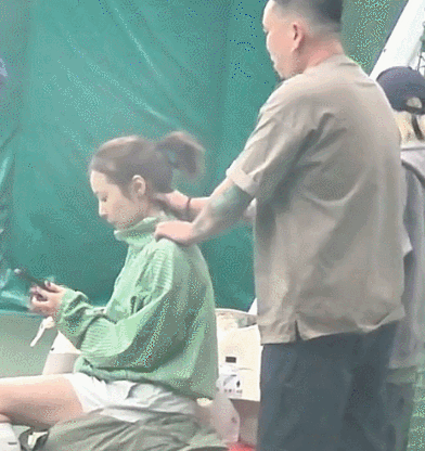 高叶去打网球休息时身后站着一个男子给她按肩膀她抽着电子烟看手机
 
她自从“大嫂
