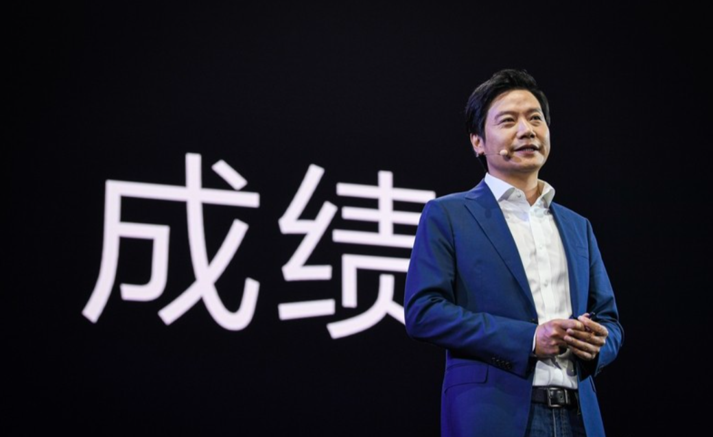 雷军15小时不眠直播手机却被“偷家” 2026年4月17日，雷军为反击小米SU7