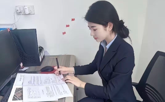 青港市新上任市长一家上任途中被逆行司机堵路，上前协商却遭殴打：你知道我爸是谁吗！