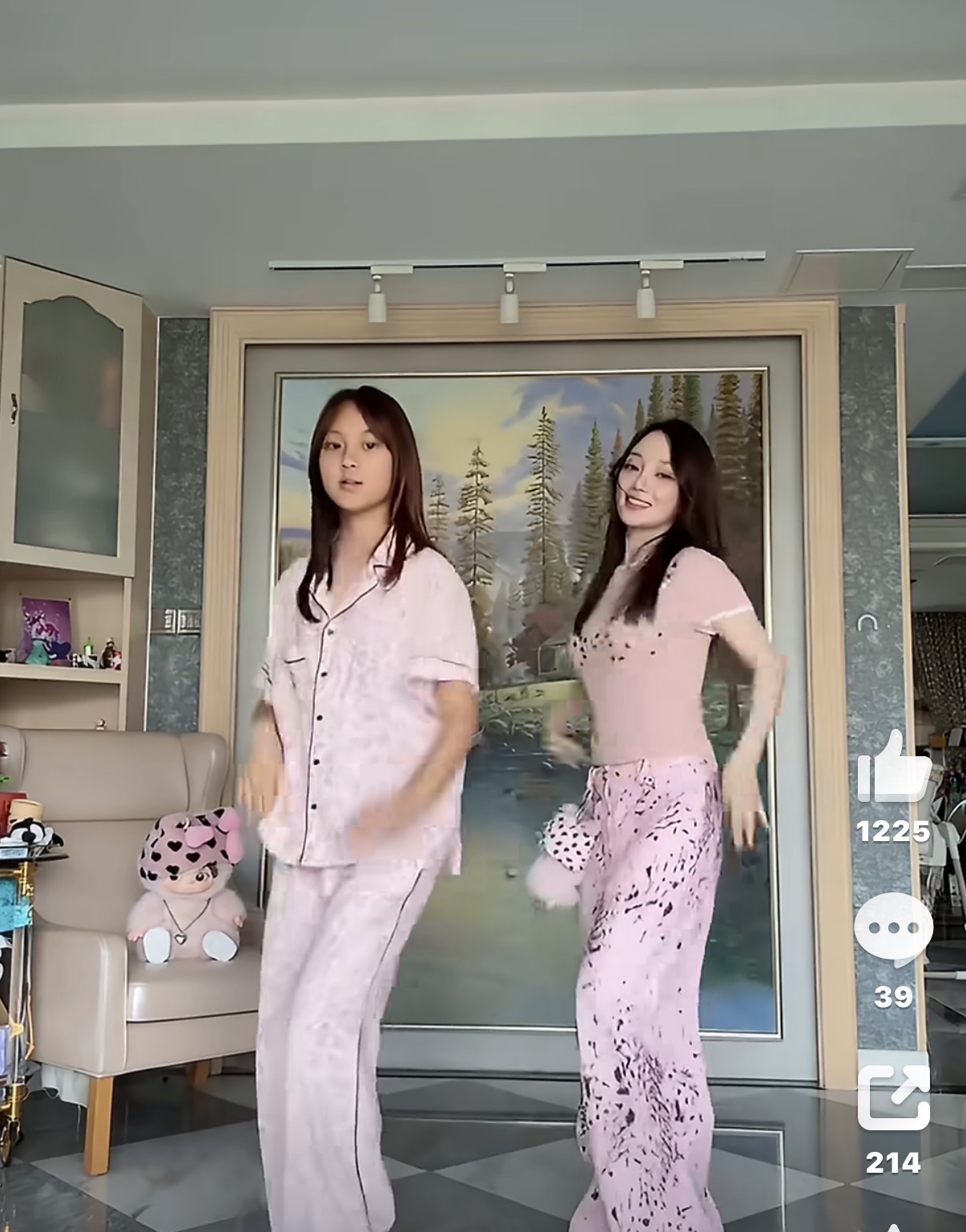 甜馨母女跳舞，气质像妈脸像贾乃亮。近期她俩跳舞的视频公开，都穿着家居服，但谁抢镜