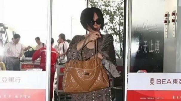 夏日印花裙千篇一律？王菲的“透气穿搭法”却让人眼前一亮