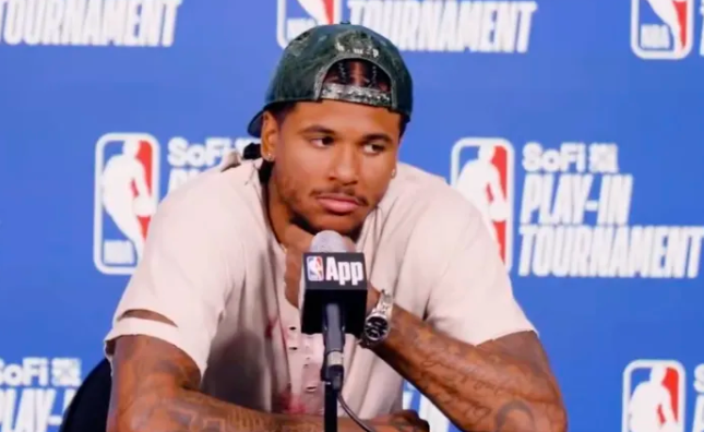 NBA附加赛太阳战胜勇士。赛后太阳球员杰伦-格林接受了记者采访，谈到了和库里拥抱