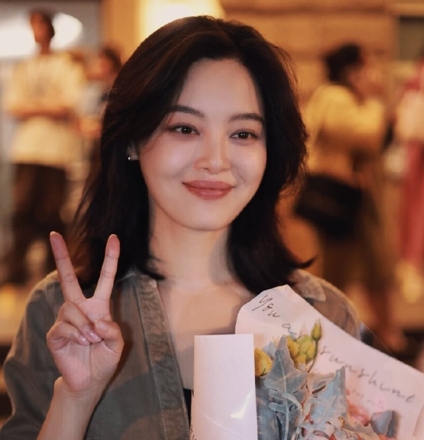 演员辛芷蕾因为一段视频曝光

引发了网友的热议，只见她身穿黑色贴身湿衣，徒手，只