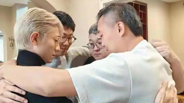 张一山晒出与三位发小的聚会照，别人已成大叔，他仍是少年，唯独他主动染白发，新家豪华现代