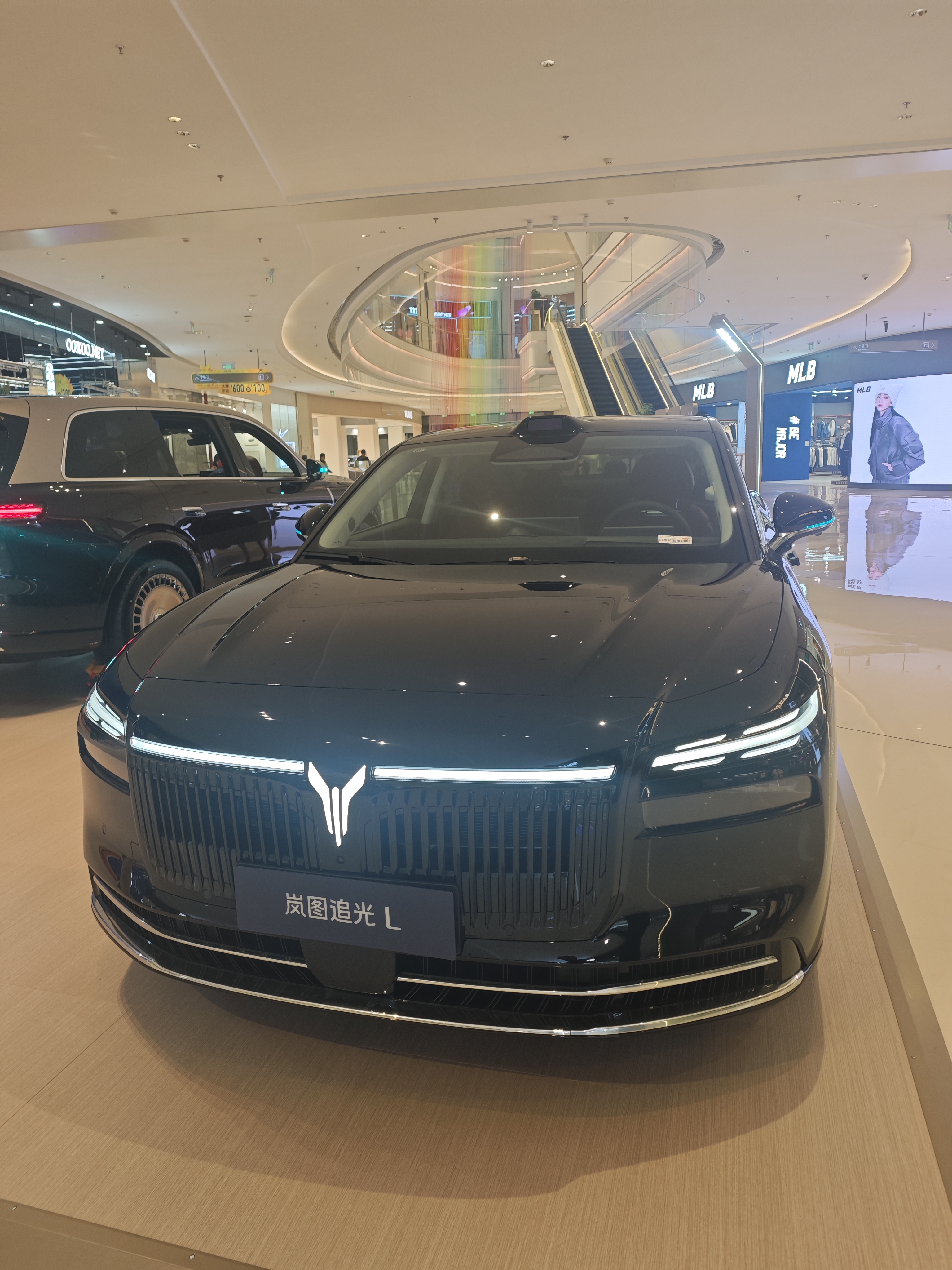 岚图追光L实车比照片更有质感，内饰用料扎实，坐进去很显档次。后排空间宽敞舒服，座